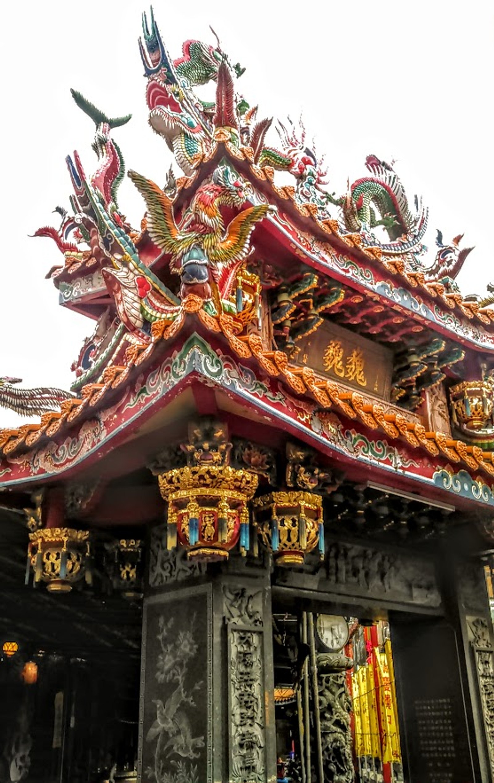 台北士林道教廟宇屋脊上的彩色龍鳳剪黏裝飾