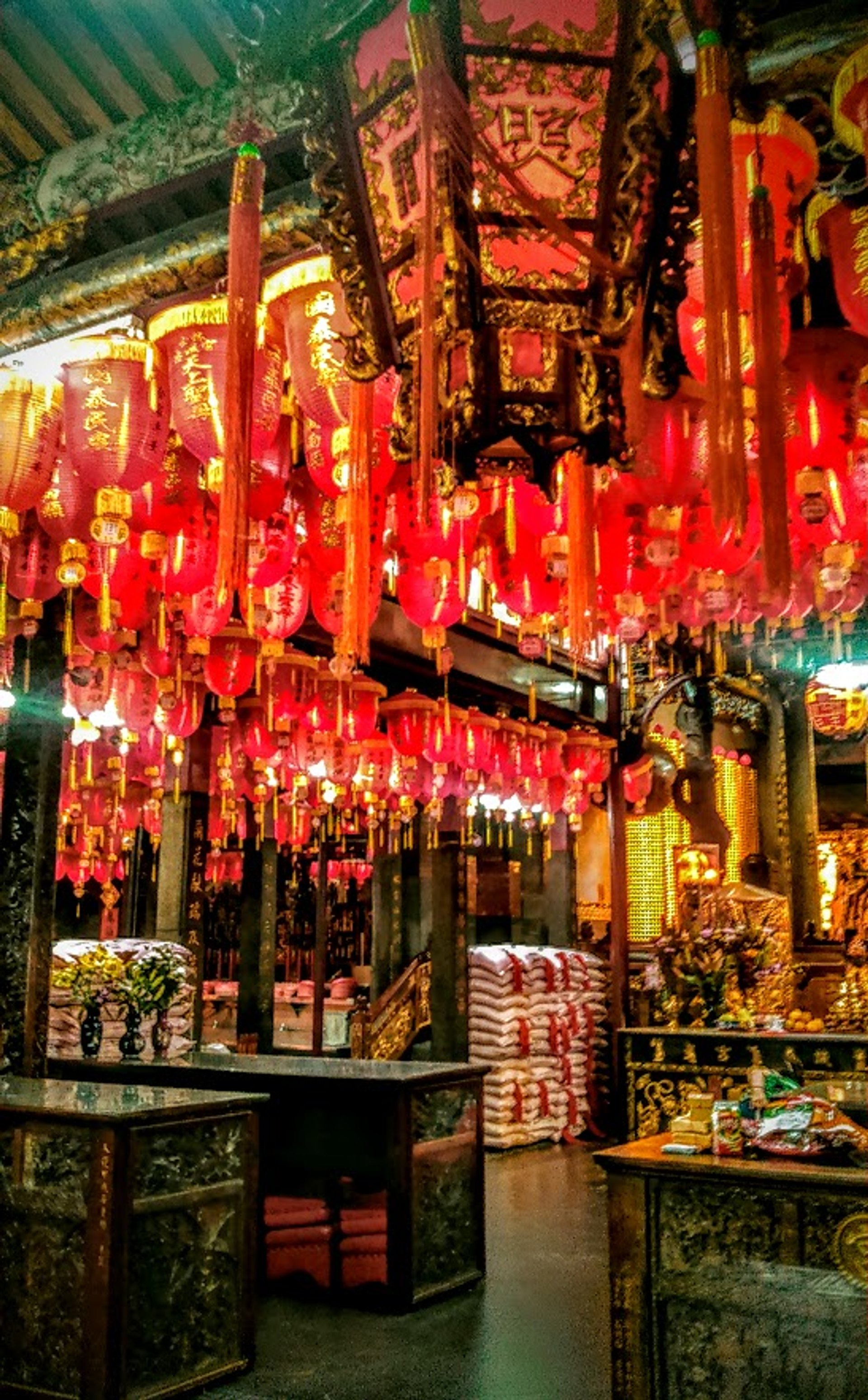 台北道教廟宇內懸掛的紅色燈籠